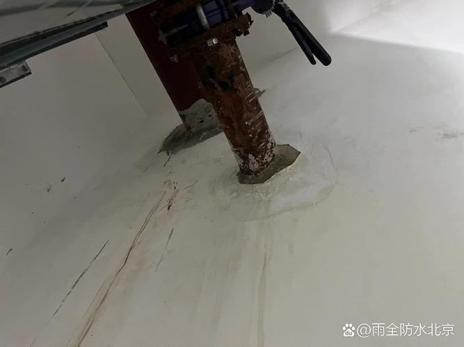 装修拆改施工保护下水管封堵现场