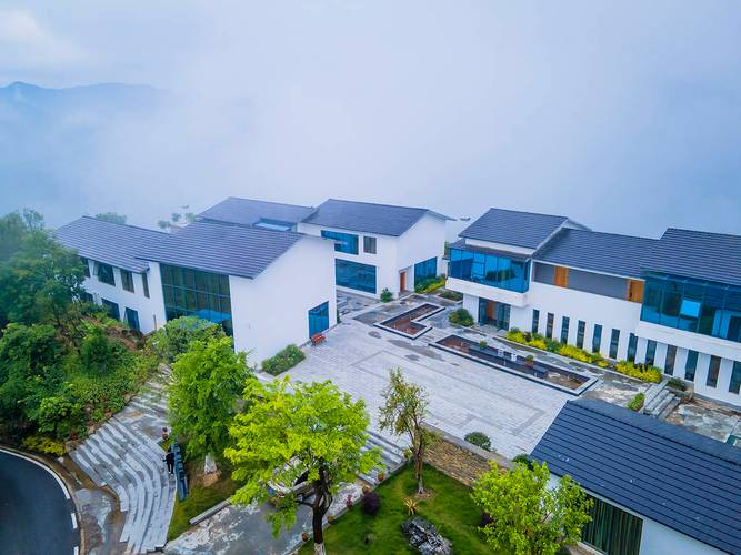 湖北南漳板桥云峰山居院子茶座山景