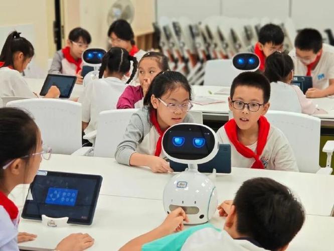 小学人工智能课堂猜拳机器学习活动场景