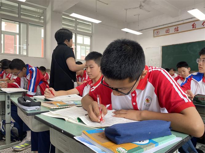 中学教室学生整理课堂笔记场景