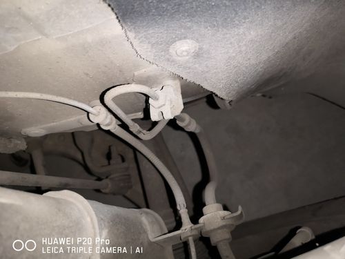 汽车轮拱内刹车软管外观检查