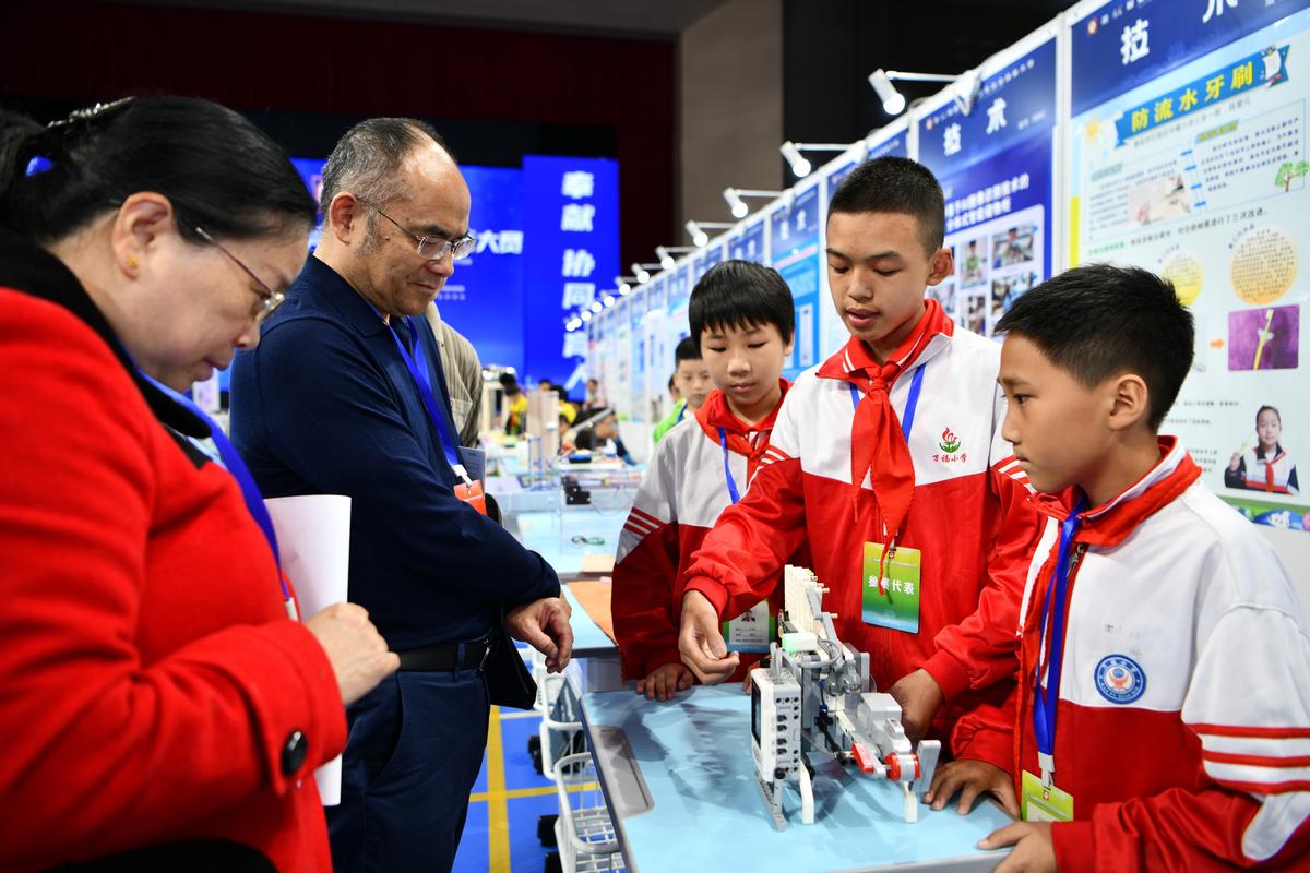 青少年科创比赛现场学生展示作品