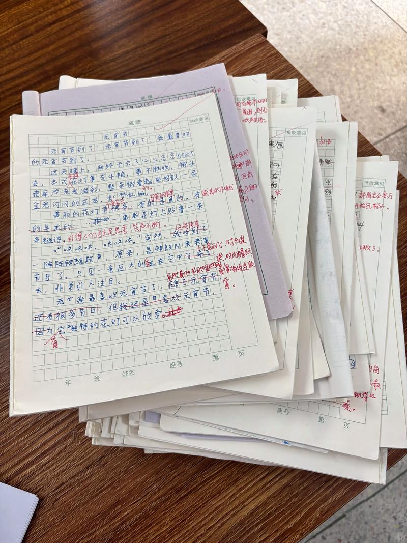 小学语文教师红笔批改学生作文实拍