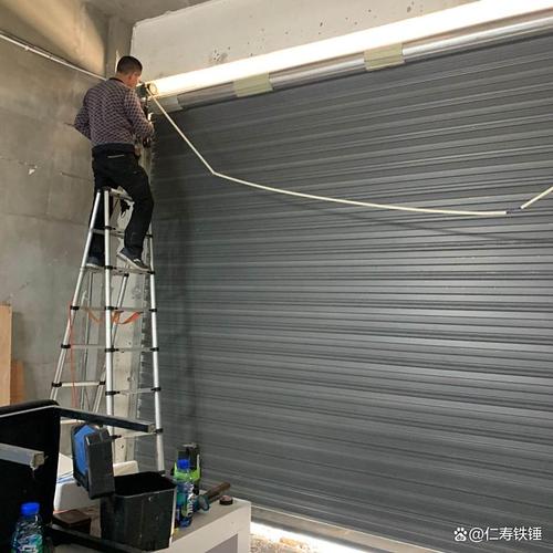 家用卷帘安装翻车侧边漏缝实景图