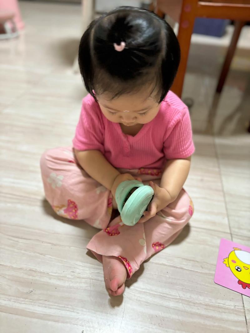 孩子自己穿鞋耐心等待的温馨瞬间
