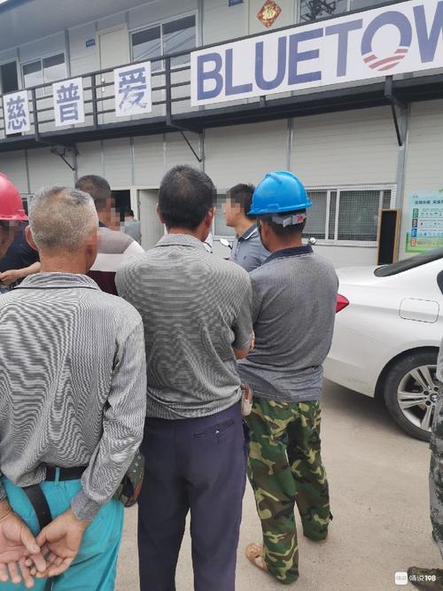 工地门口蹲守等欠款的小包工头实拍