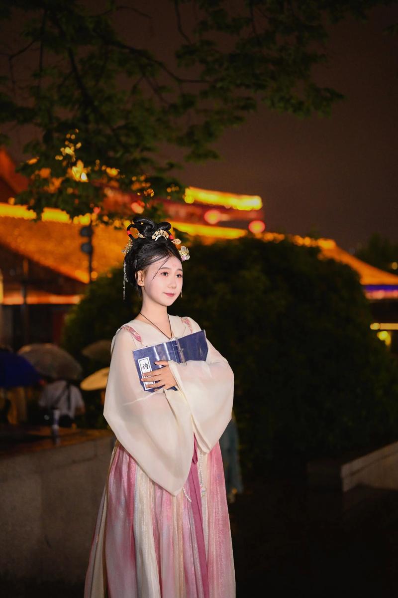 汉服女孩在唐城墙公园夜景