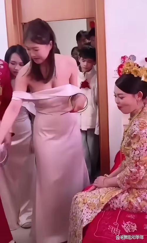 伴娘穿着不合身裙子的尴尬瞬间