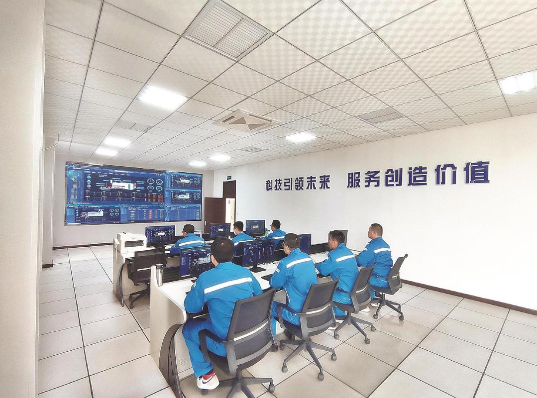 运维团队在生产车间对照运维系统数据排查设备隐患