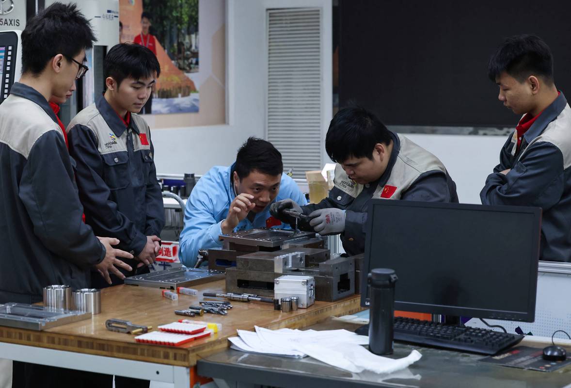 世界技能大赛冠军操作机床专注特写