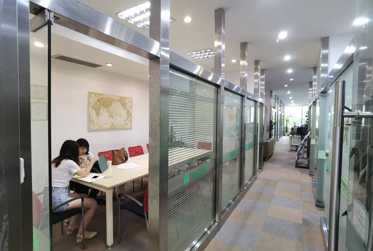 留学中介咨询现场混乱示意图