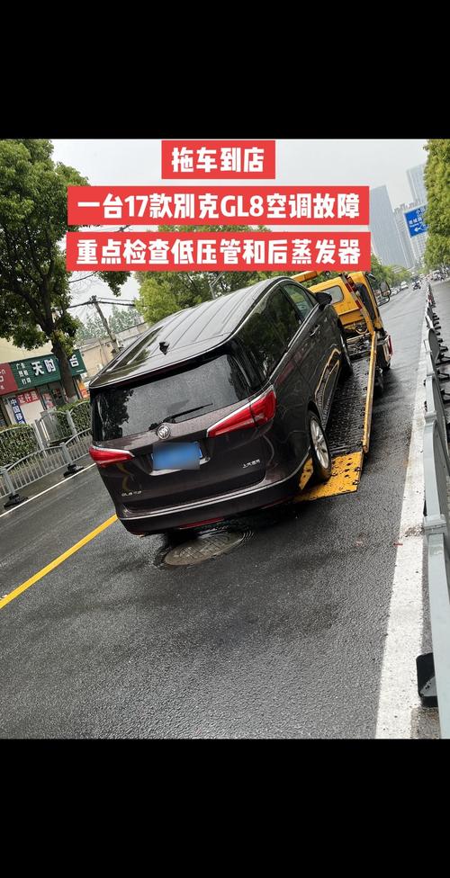 汽车副驾脚坑位置摸空调低压管检查场景