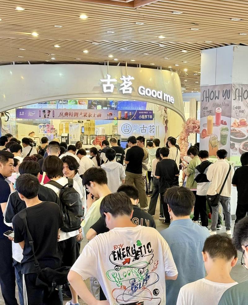 网红奶茶店排队人群失望表情