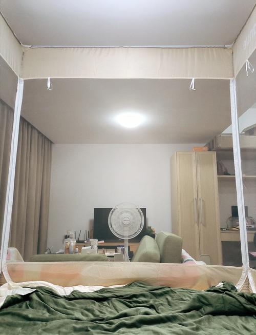 正确摆放电风扇位置对着床尾低频摇头