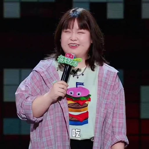 脱口秀演员台上手持麦克风技巧