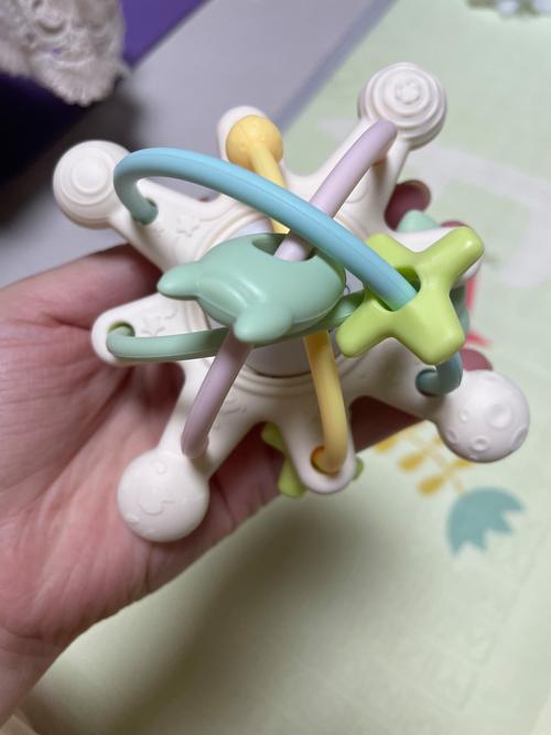 冷藏后宝宝硅胶咬胶使用场景图