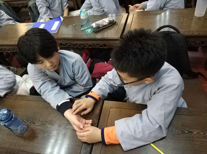 小学研学活动学生观察手掌纹场景