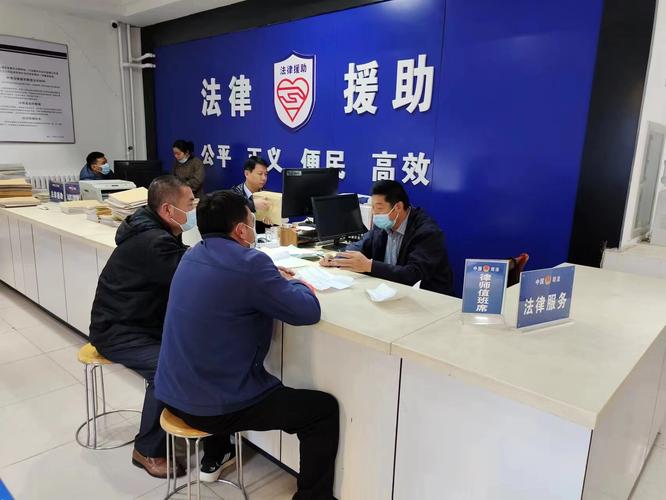 市民在法律援助中心窗口提交材料实景