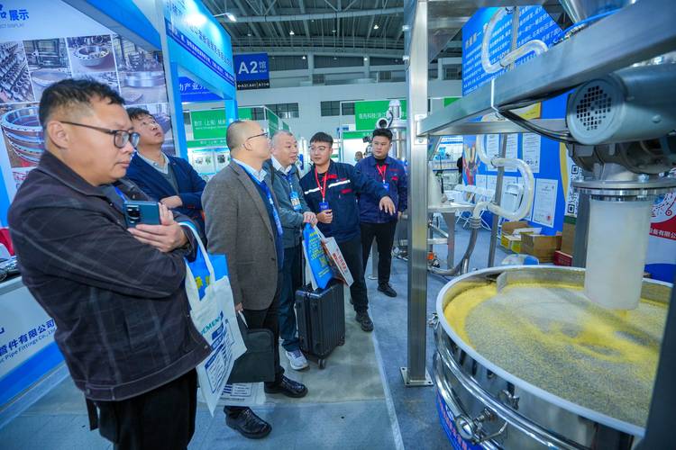 化工装备展会现场 反应釜展台 参观者交流