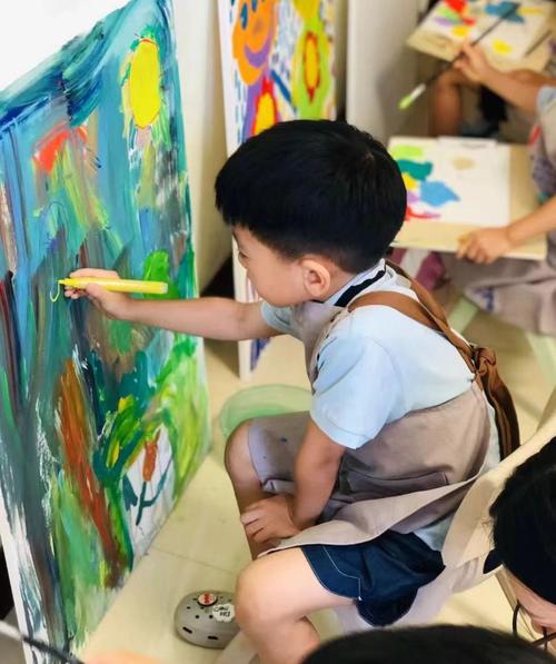 孩子专注涂鸦的休闲时光场景图