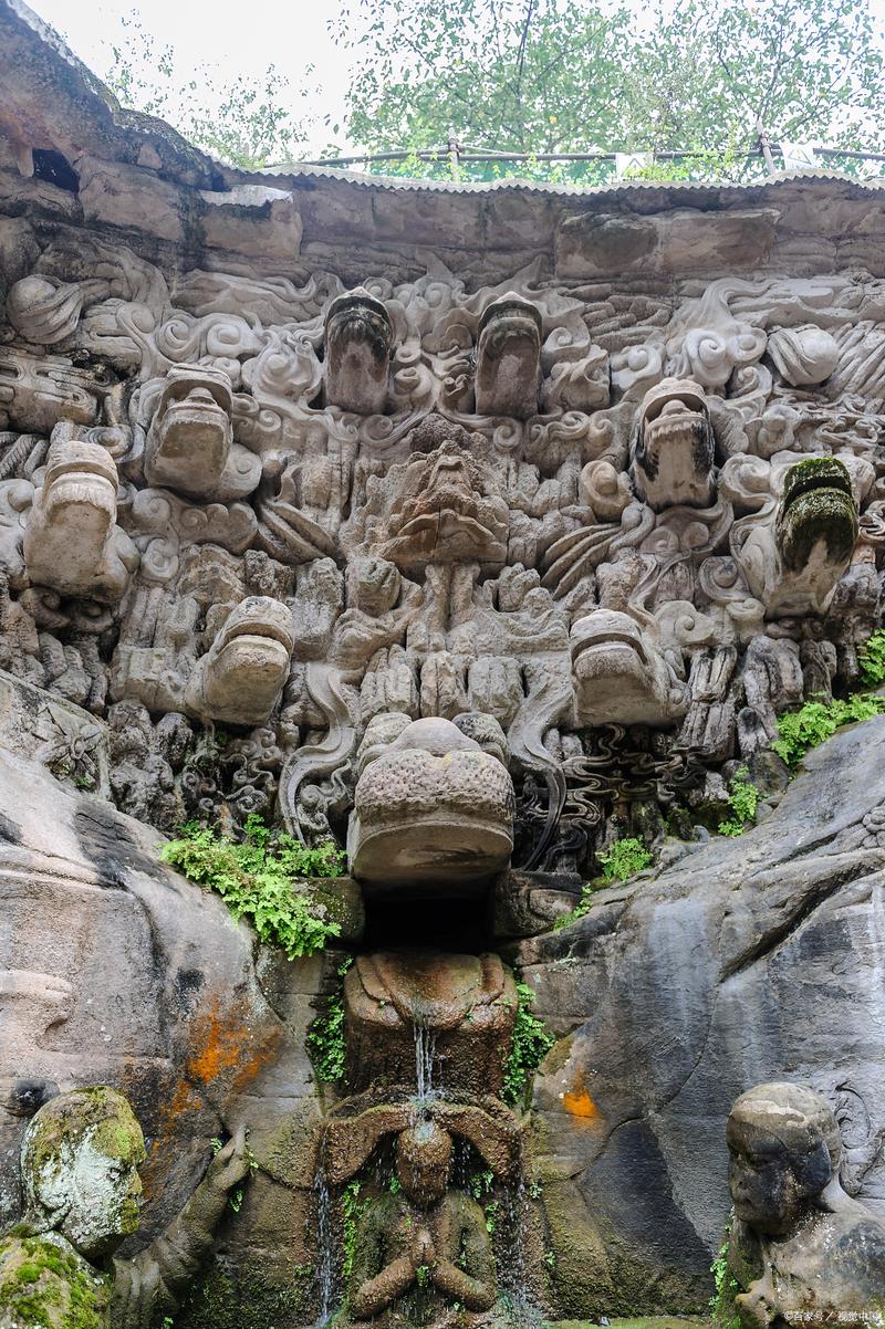 大足石刻宝顶山青石板步道晨雾场景