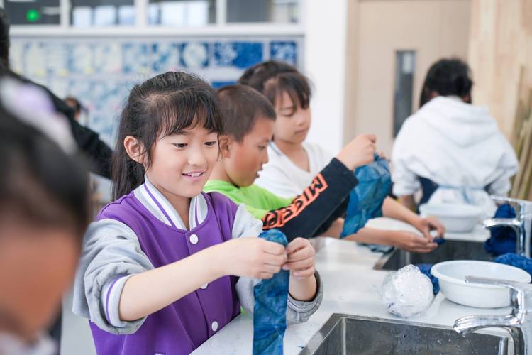小学生蓝夹缬非遗课动手染色现场