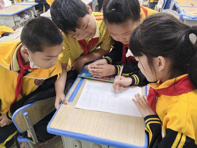 小学课堂上孩子围坐一起玩数学教育游戏的实景