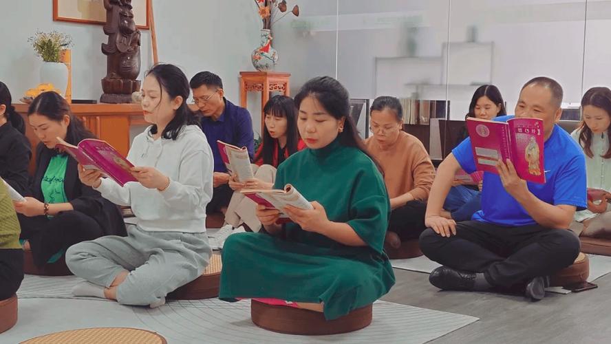 妈妈陪孩子在床上做儿童冥想亲子互动图