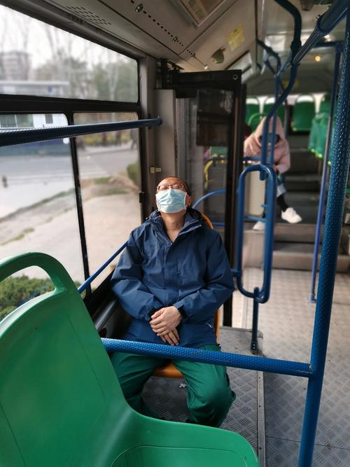 倒班制工人下班路上靠在公交站揉眼睛的实景