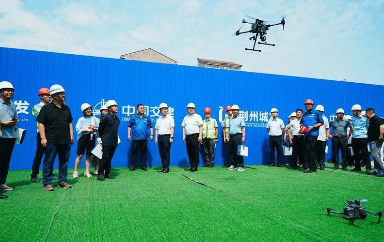 监理工程师用无人机巡查施工现场