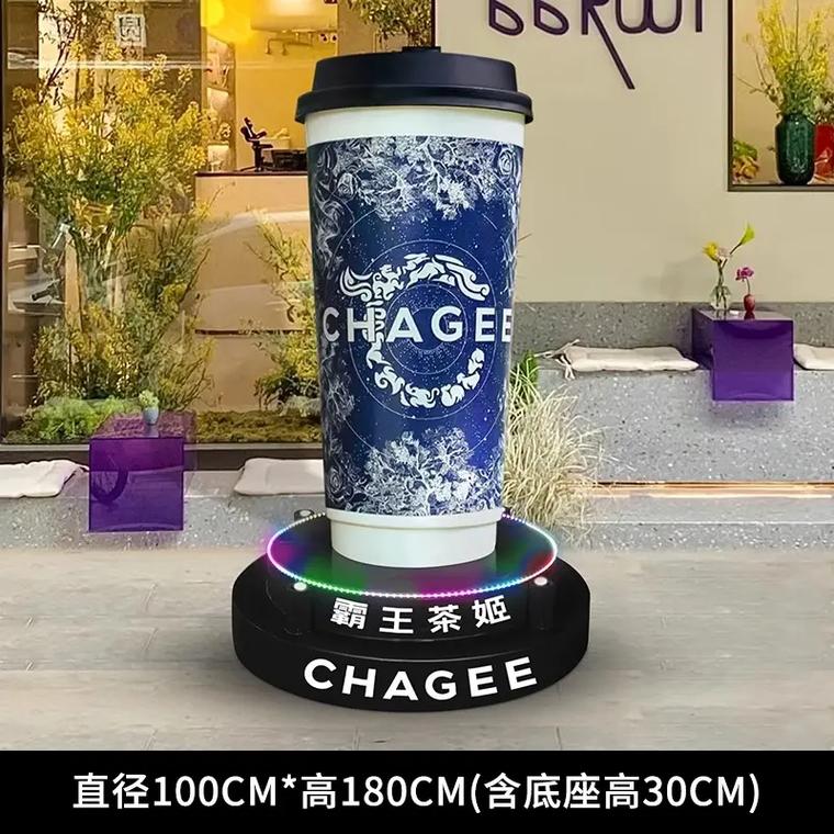摆在奶茶店旁边的彩塑