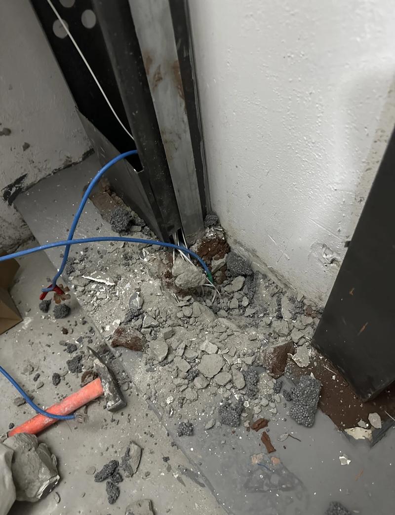 家装网线穿管直角弯折损坏实拍
