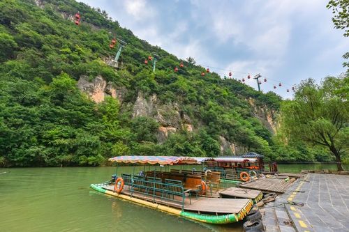 南漳春秋寨茅坪河竹筏漂流风景