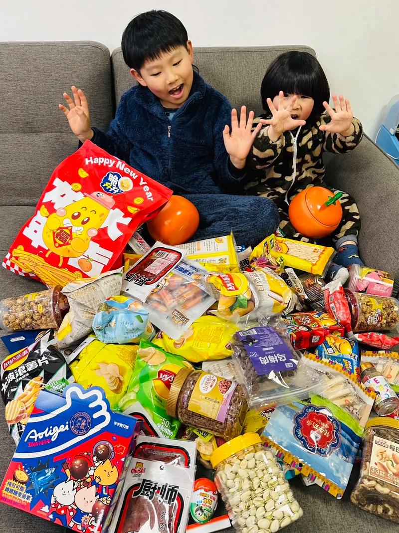小朋友给外国笔友打包中国春联零食照片