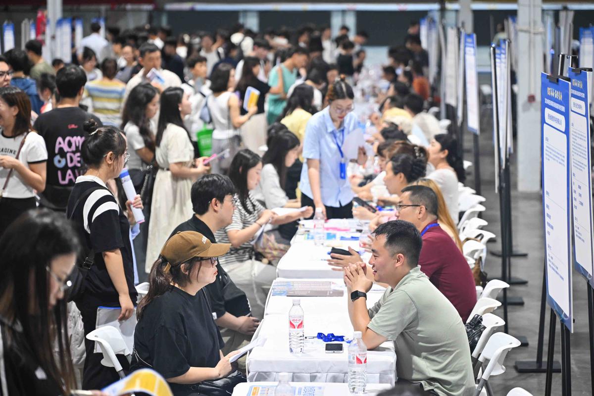 2024应届毕业生校园招聘会求职人流照片