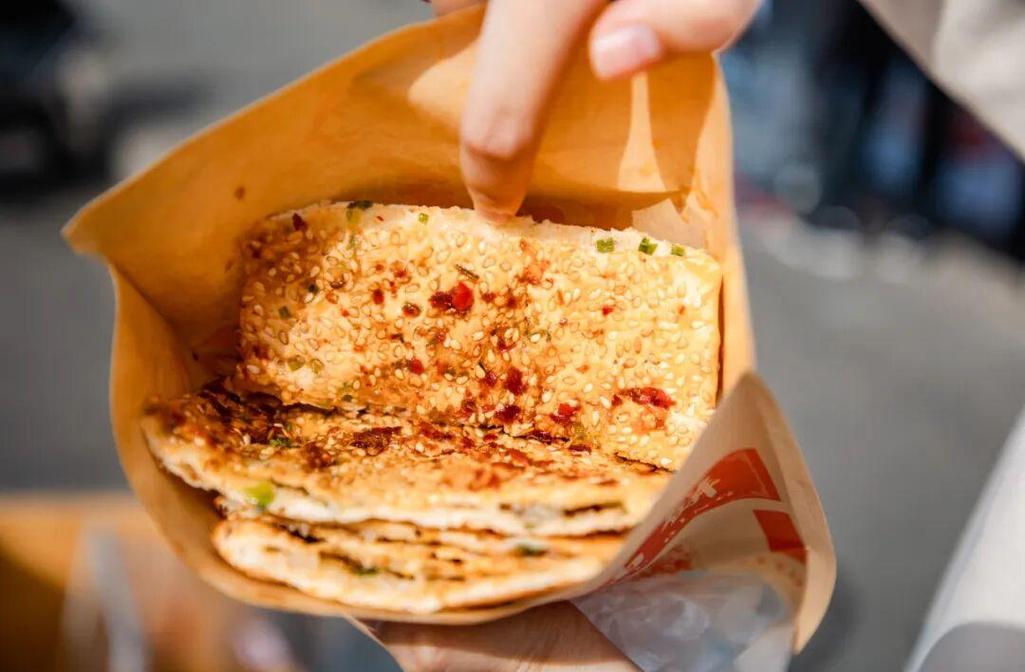 南漳县城徐庶故里周边摊点现煎猪油饼