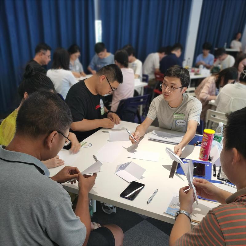 学生使用在线协作平台进行小组项目