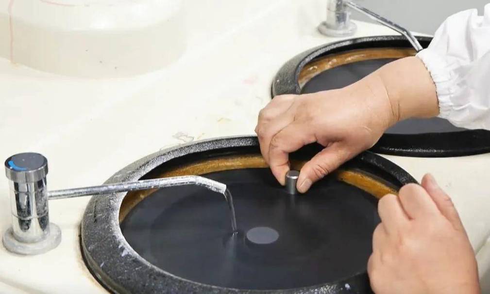 车间金相样品手工打磨现场
