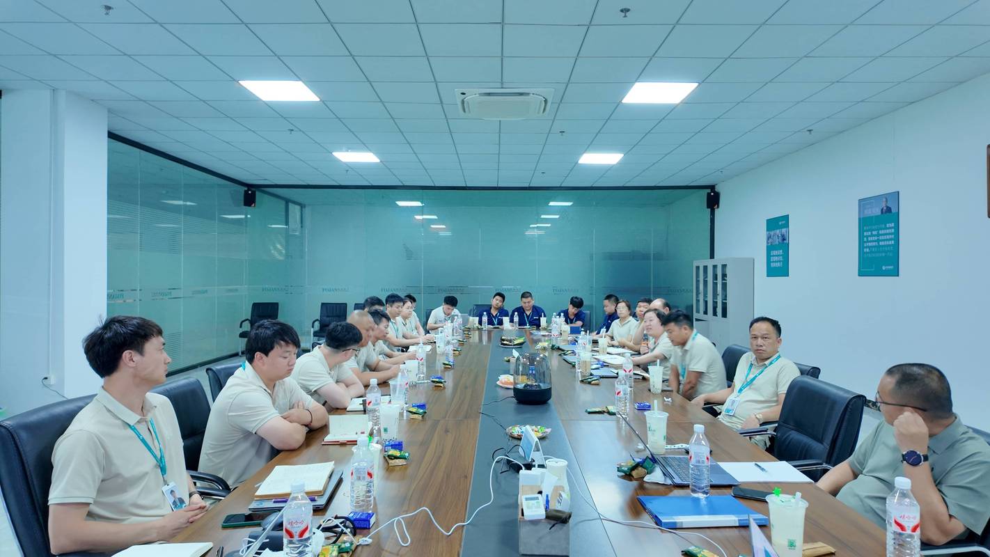 现代工业制造企业核心团队会议室讨论决策场景图