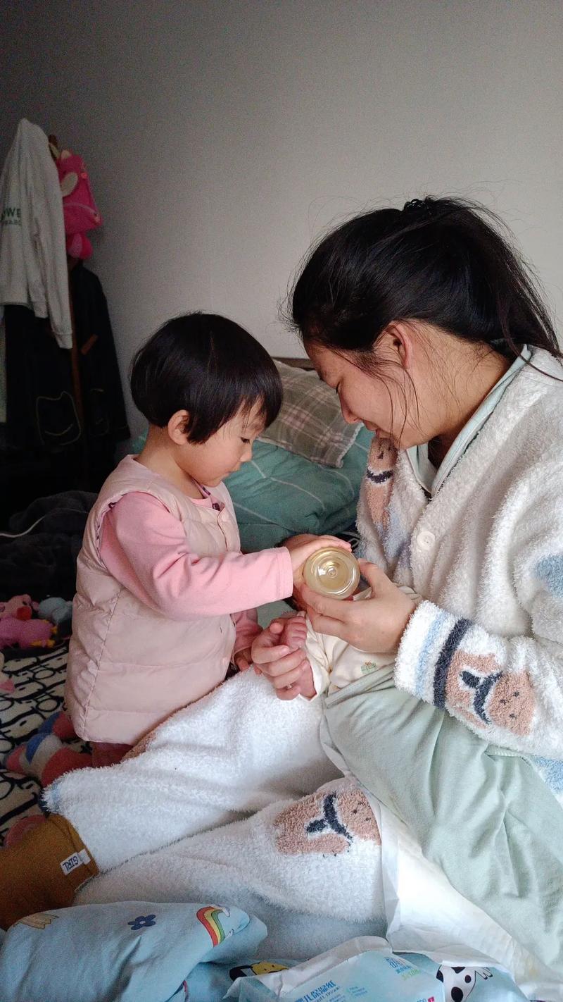 大宝帮妈妈拿二胎奶瓶亲子互动照