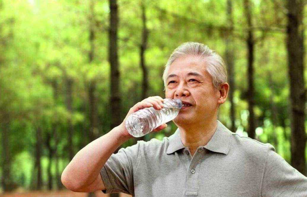 老年人白天小区遛弯后喝水场景图