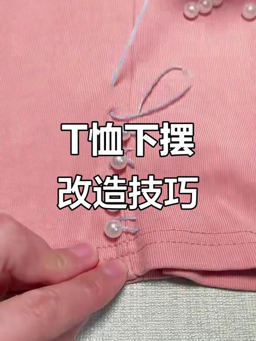 从T恤下摆塞入衣架调整肩线的动作示意图