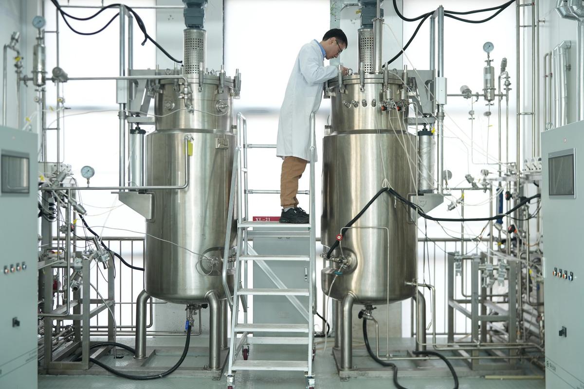 生物制药厂发酵罐中试车间特写