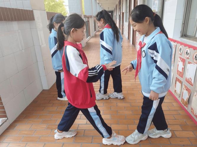 中小学课间走廊学生结伴场景