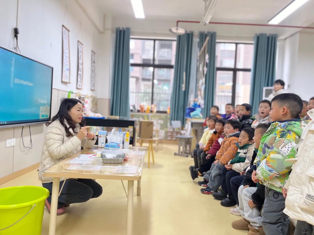 3-4岁儿童蹲在家长脚边追着提问的实拍图