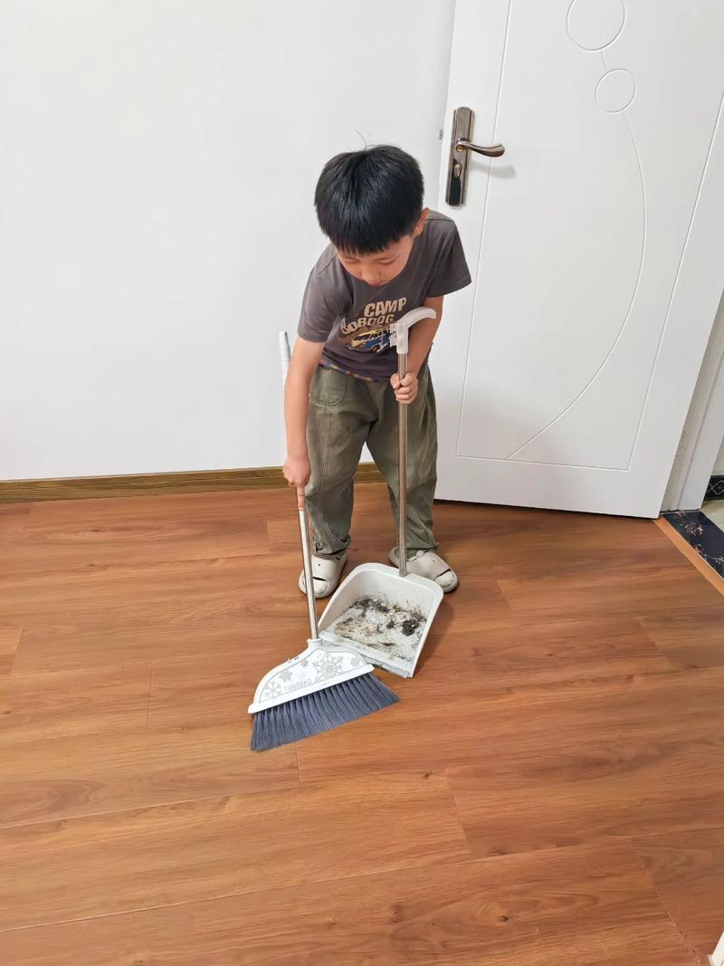 三岁孩子用迷你拖把帮妈妈做家务