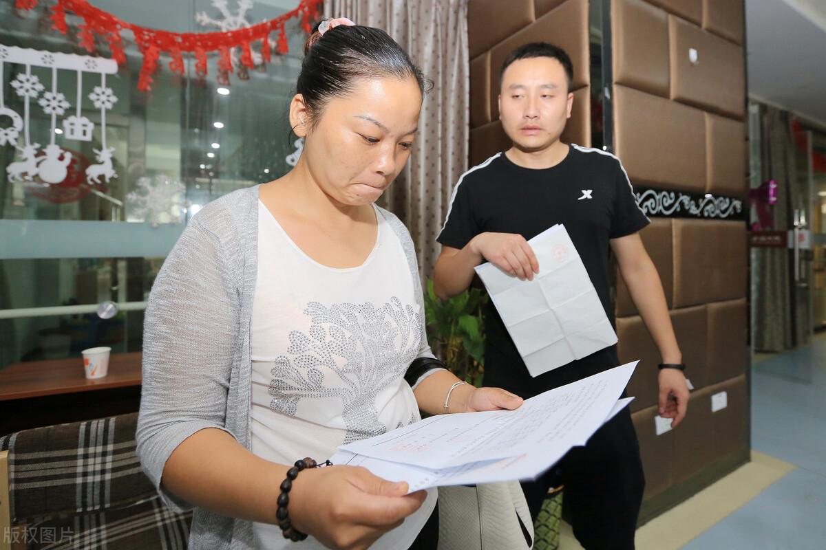 普通人手持非正式亲子鉴定报告在家中发愁场景图