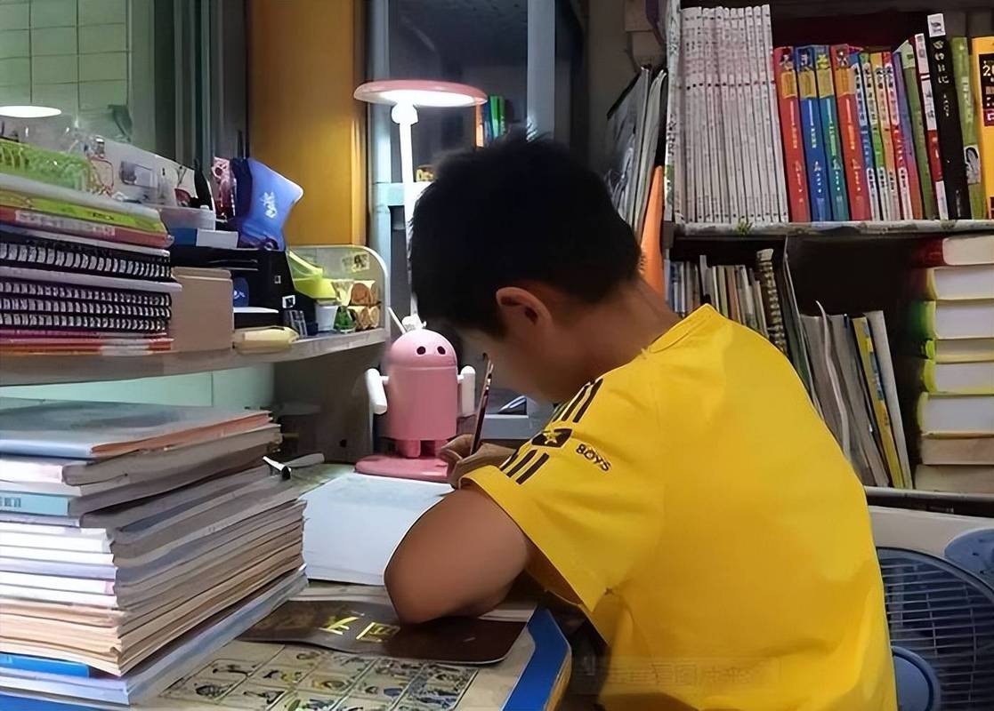 小学放学后教室留守孩子写作业场景