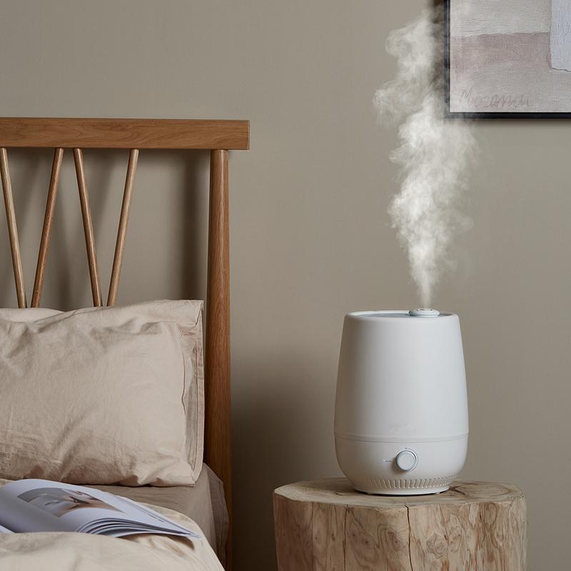 家用加湿器在卧室运行的场景图