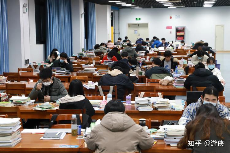 考研二战生清晨在图书馆门口排队